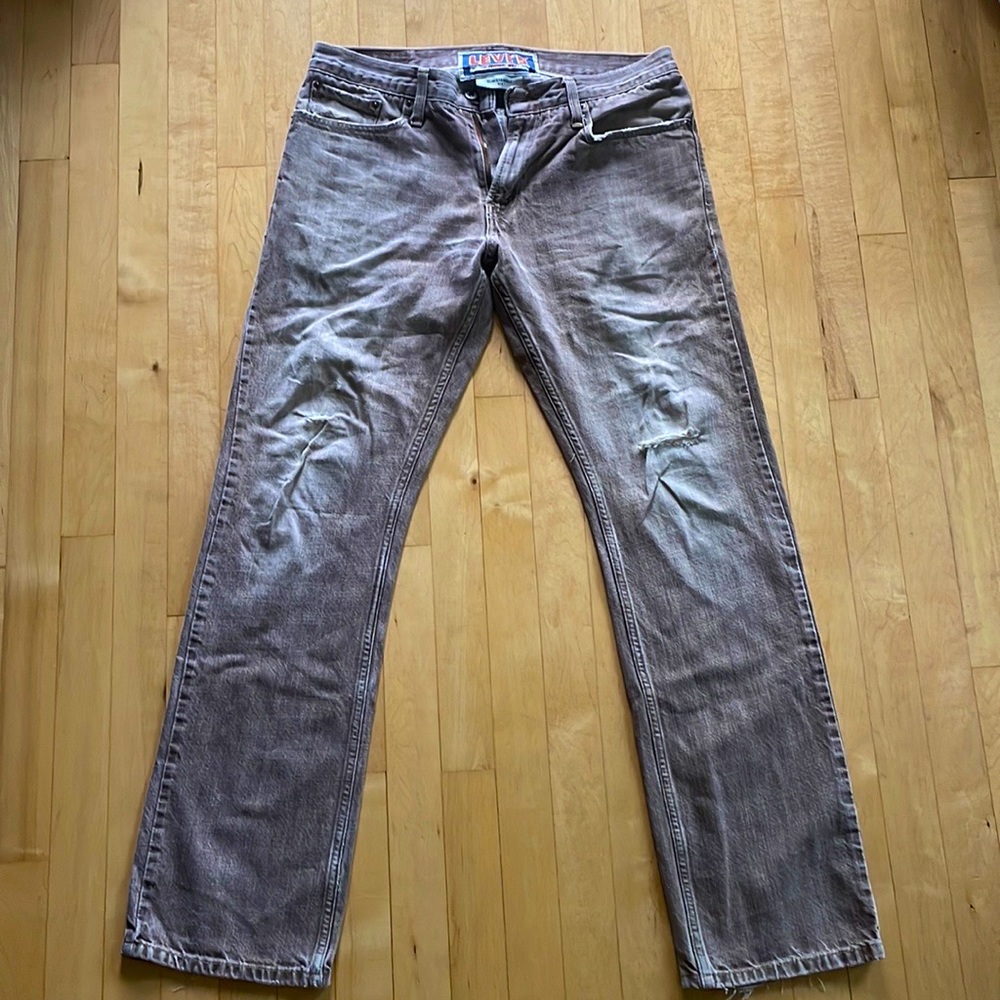 Men’s Levi’s brown jean, lightly distressed style.  Slim straight W 33 L 32